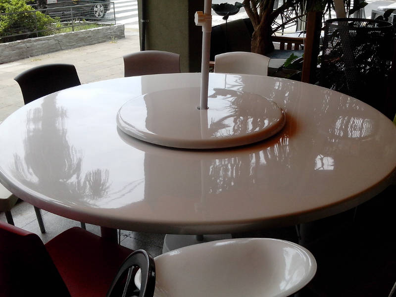 Mesa de fibra de vidrio lisa redonda de 180 cm de diámetro con centro giratorio y sillas SOL