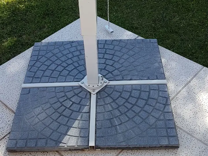Base de Parasol con soporte lateral - cruz de acero con baldosas de cemento aprox 65 kg