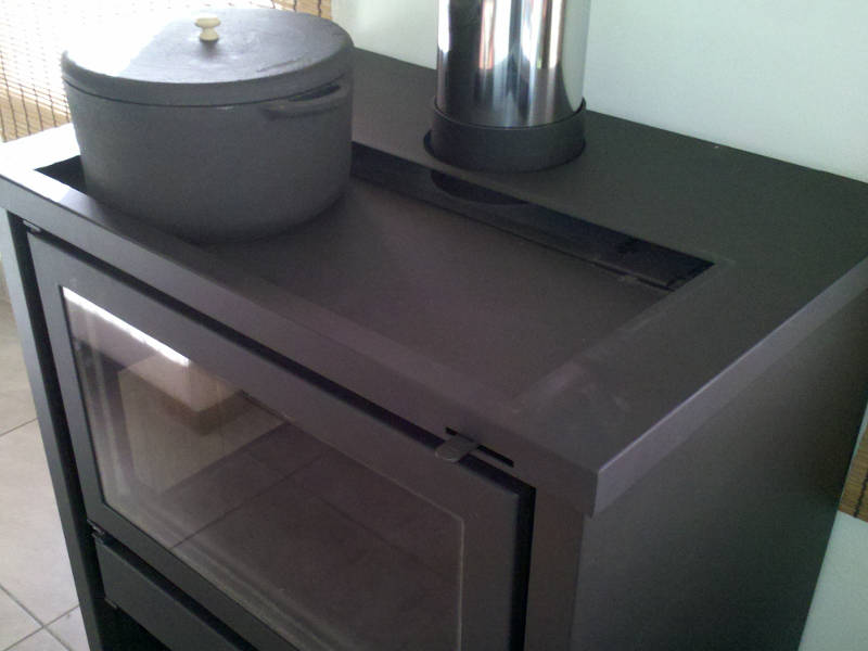 Estufa con rejilla superior desmontable que permite cocinar sobre la caja de fuego - PEHUENIA 705s