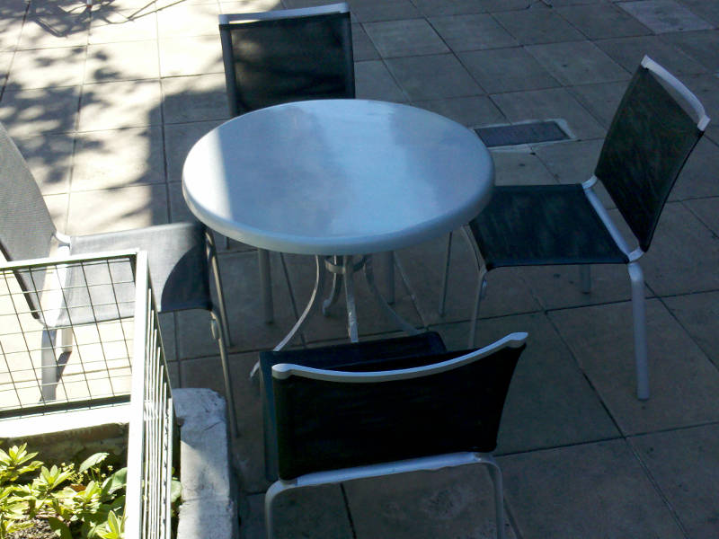 Juego de mesa con tablero de 80 cm de diámetro de fibra de vidrio plateado y base de aluminio rebatible y sillas 